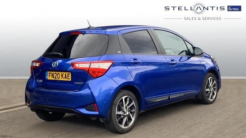 Used Toyota Yaris Hybrid 99 HP (72 kW) 2020 Blue
