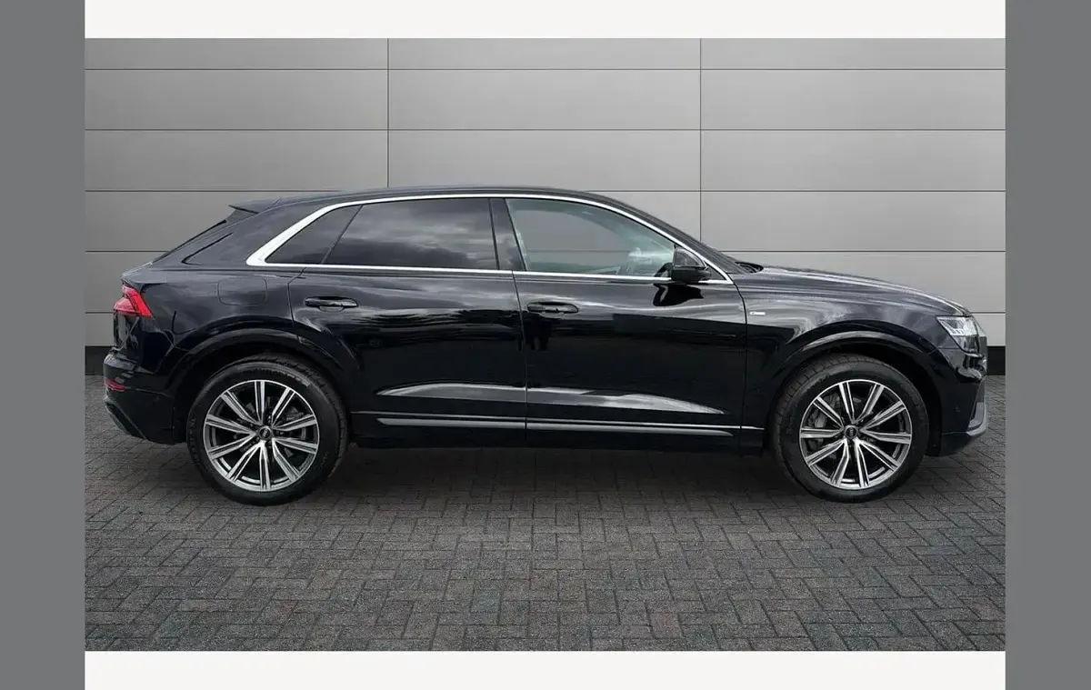 Używany Audi Q8 S-Line 340 KM (250 kW) 2023 Czarny SUV