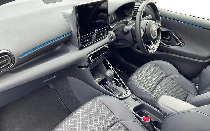 Used Toyota Yaris Hybrid Edition 131 HP (96 kW) 2024 Blue Hatchback