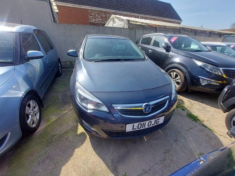 Second-hand Vauxhall Astra 2011 Albastru Hatchback