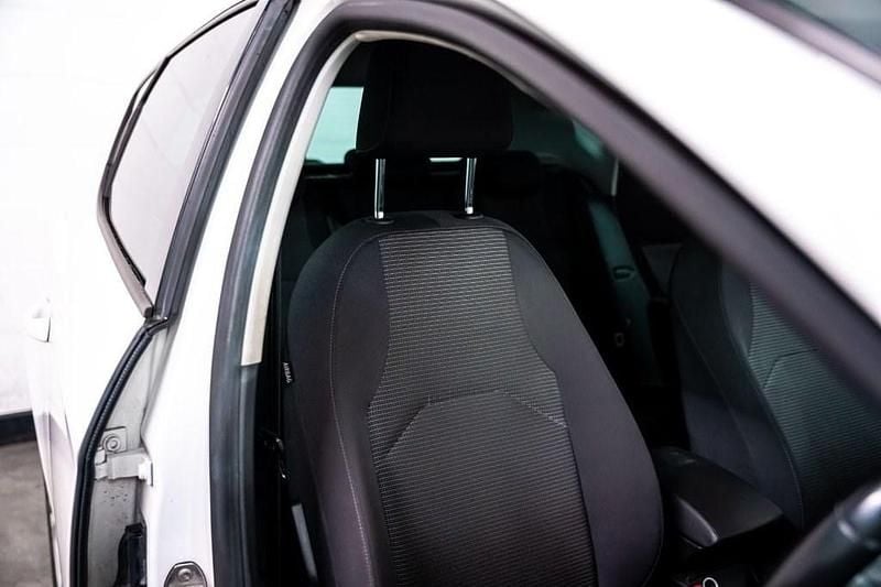 Begagnad Seat Leon SE Dynamic 115 HK (84 kW) 2020 Vit Halvkombi