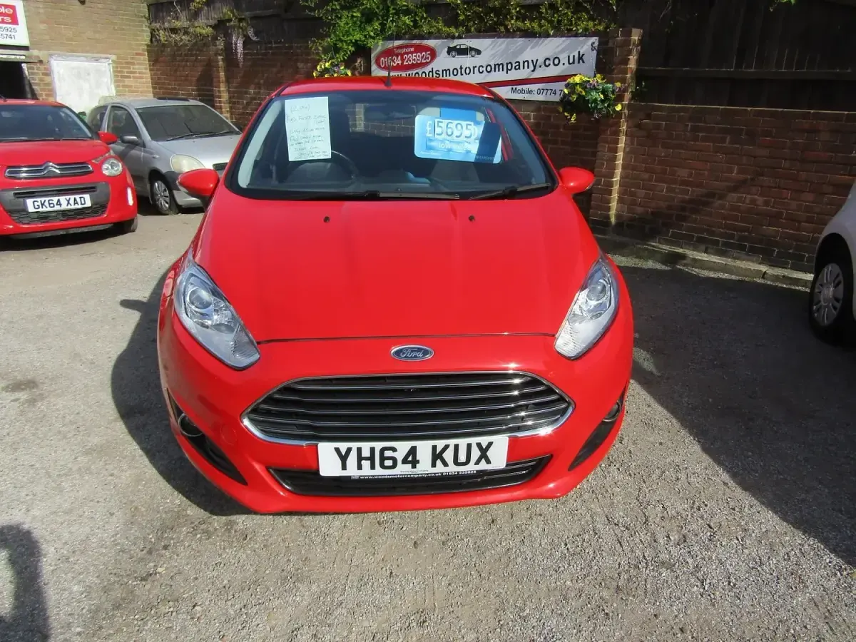 Usado Ford Fiesta Zetec 82 HP (60 kW) 2014 Vermelho Citadino