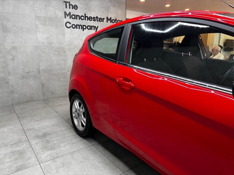 Used Ford Fiesta Zetec 82 HP (60 kW) 2016 Red Hatchback