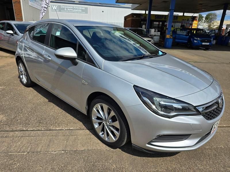 Used Vauxhall Astra Design Edition 125 HP (91 kW) 2017 Silver Hatchback