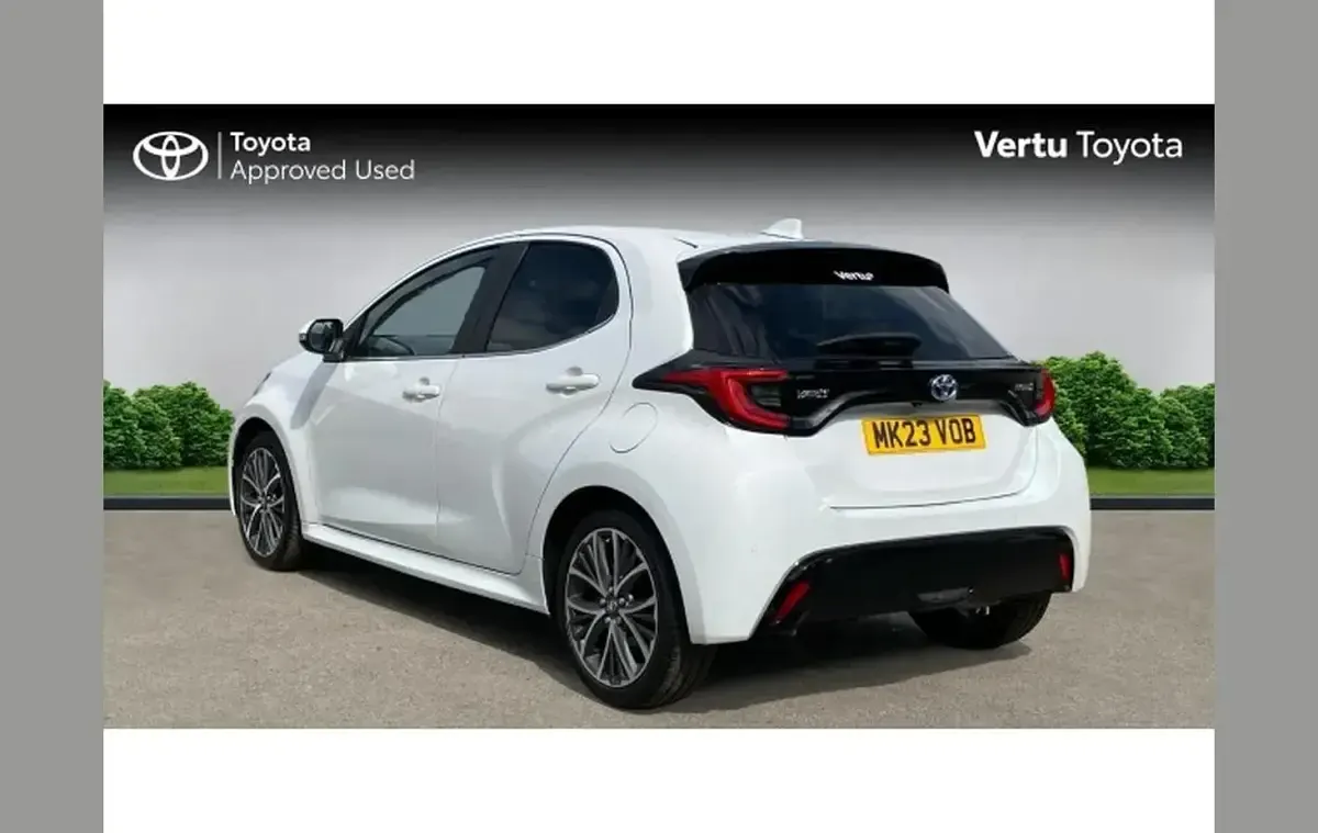Used Toyota Yaris 113 HP (83 kW) 2023 White Hatchback
