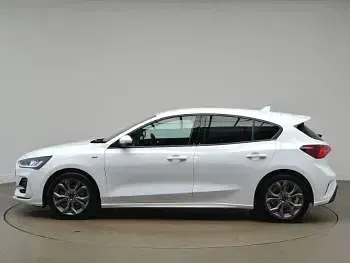 Begagnad Ford Focus ST-Line 125 HK (91 kW) 2023 Vit Halvkombi