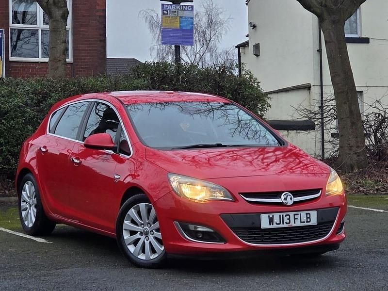 Second-hand Vauxhall Astra Elite 165 CP (121 kW) 2013 Roșu Hatchback