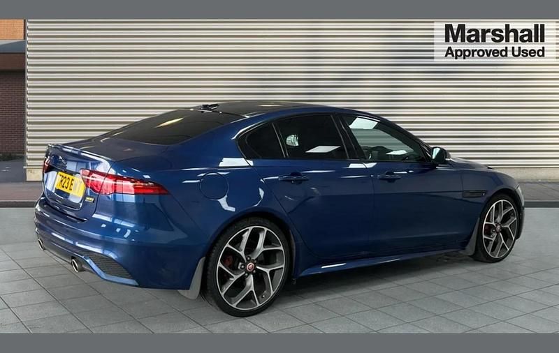 Usado Jaguar XE 300 HP (220 kW) 2023 Azul Sedan