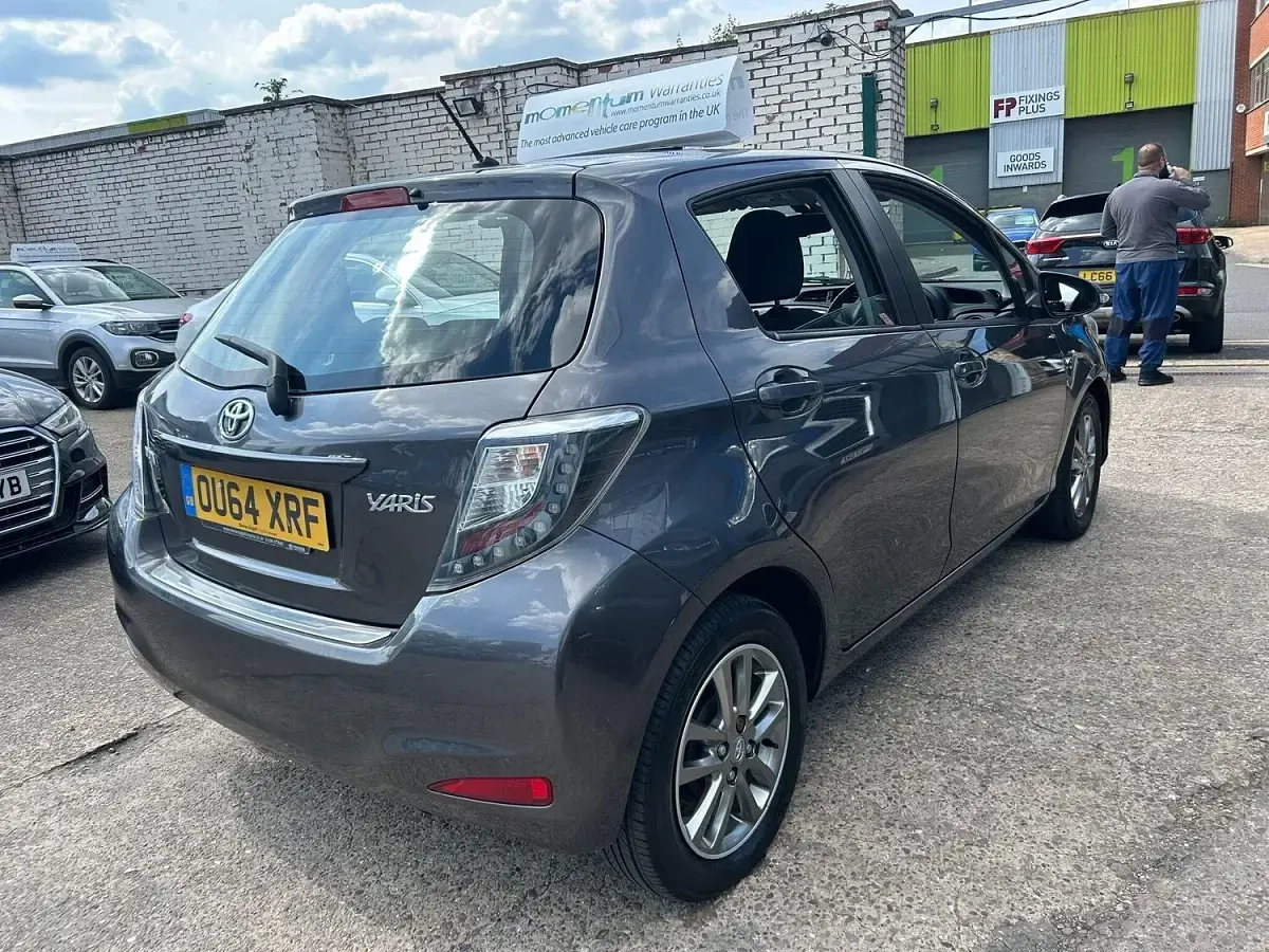 Usado Toyota Yaris Plus 99 CV (72 kW) 2014 Gris Utilitario