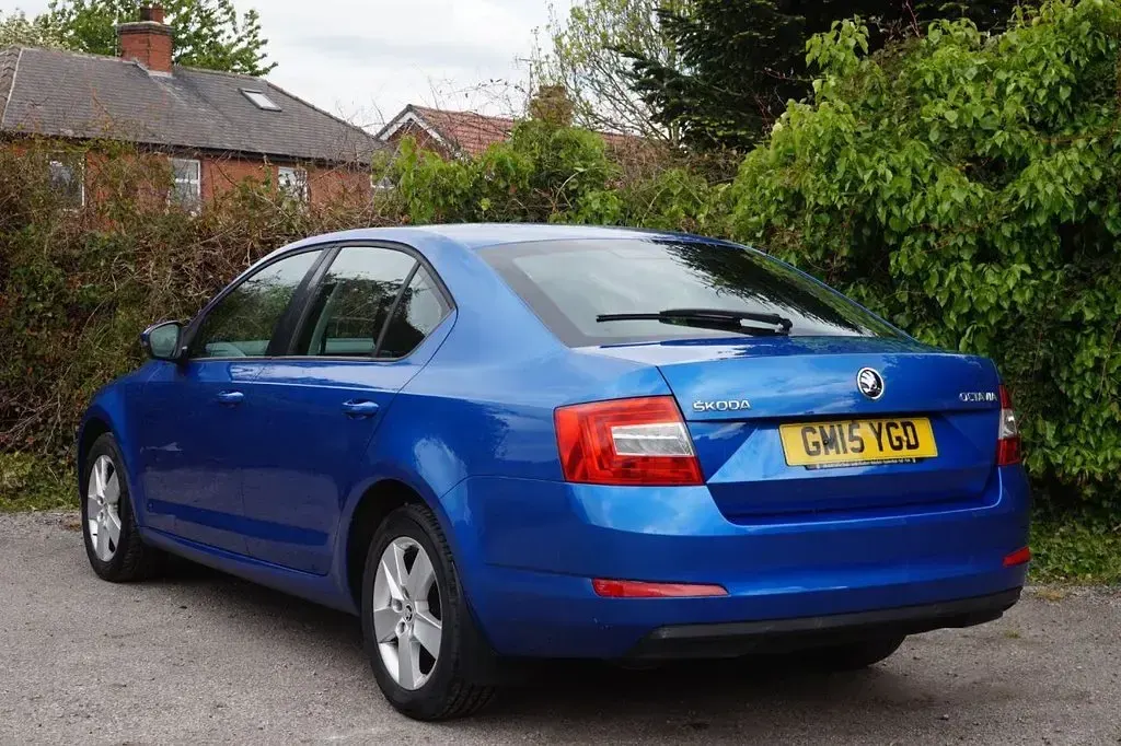 Used Skoda Octavia SE 140 HP (102 kW) 2015 Blue Estate