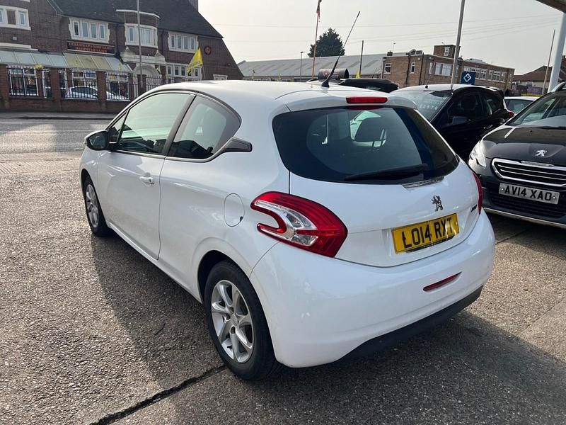 Used Peugeot 208 Access 82 HP (60 kW) 2014 White Hatchback