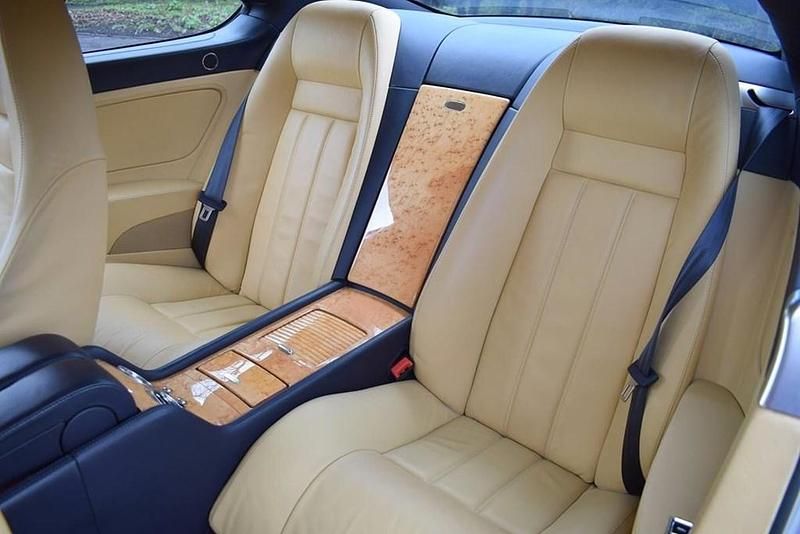 Begagnad Bentley Continental 2005 Silver Sportkupé