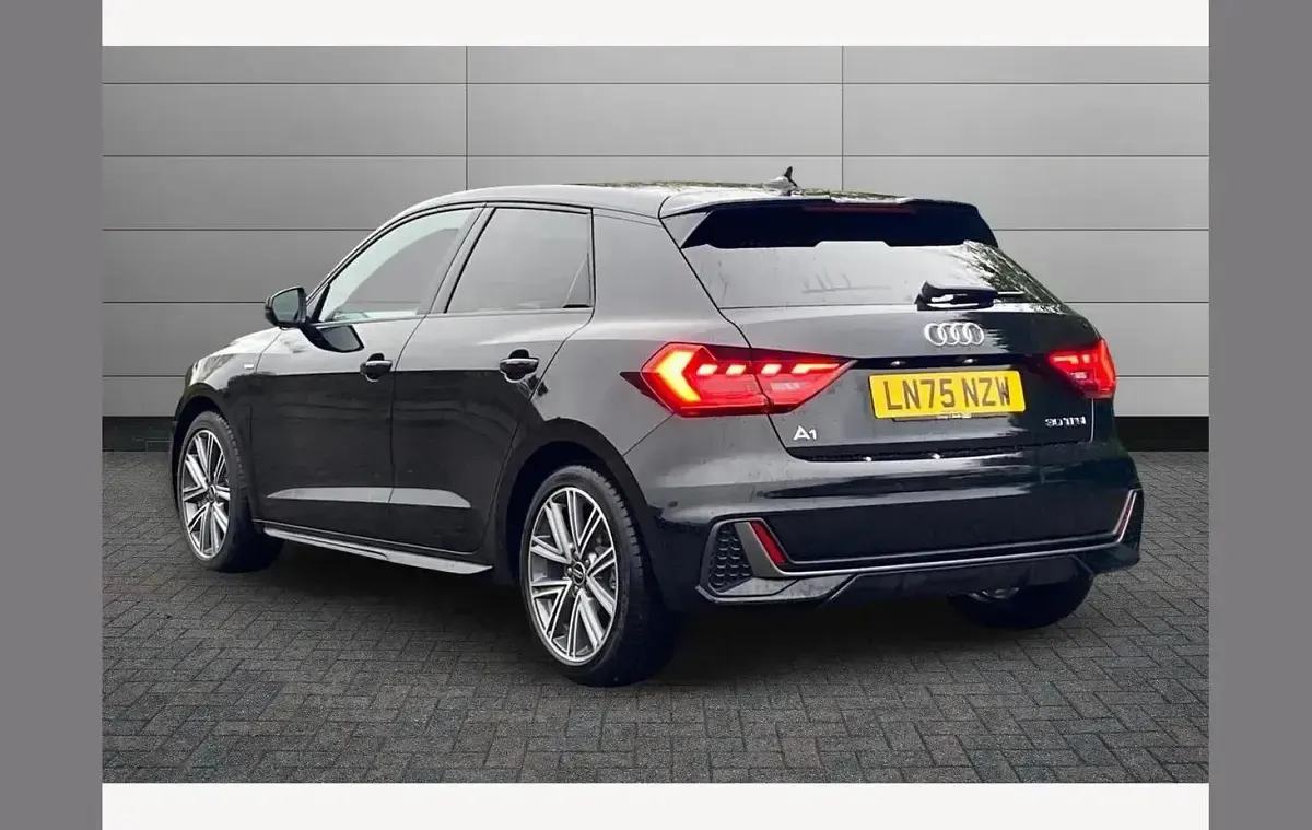Używany Audi A1 S-Line 113 KM (83 kW) 2025 Czarny SUV