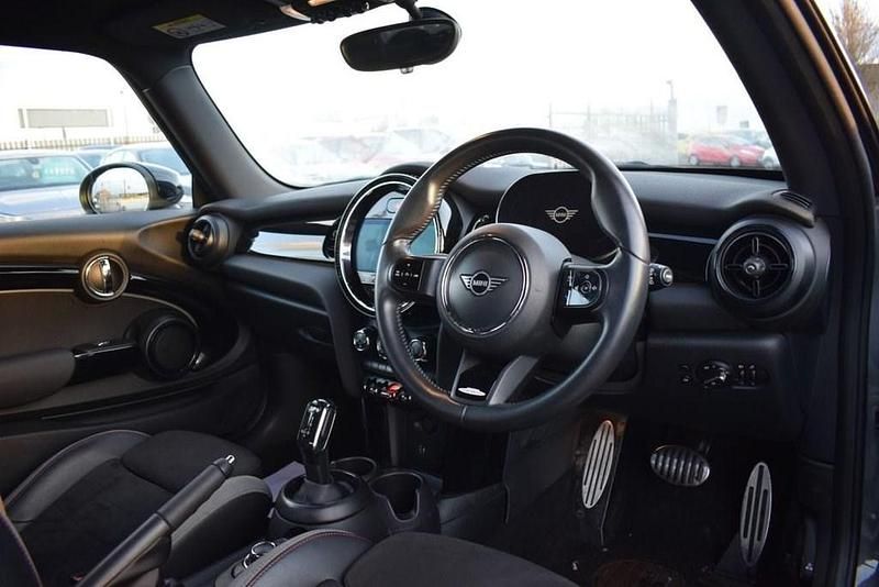 Usado Mini Cooper Hatch 136 HP (100 kW) 2021 Cinzento Citadino