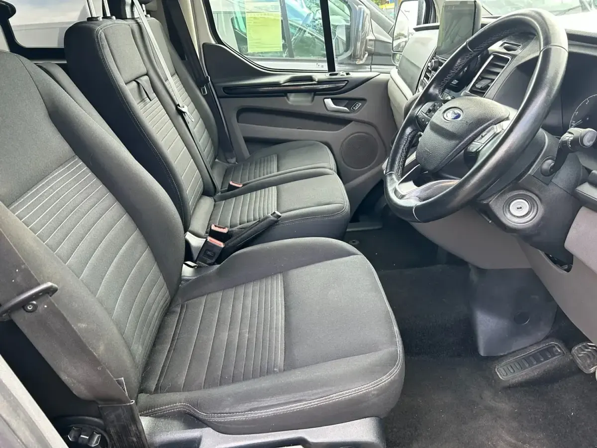 Używany Ford Transit Custom Limited 130 KM (95 kW) 2021 Srebrny Kombi