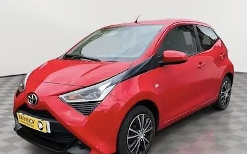 Usado Toyota Aygo X-play 72 CV (52 kW) 2020 Rojo Utilitario