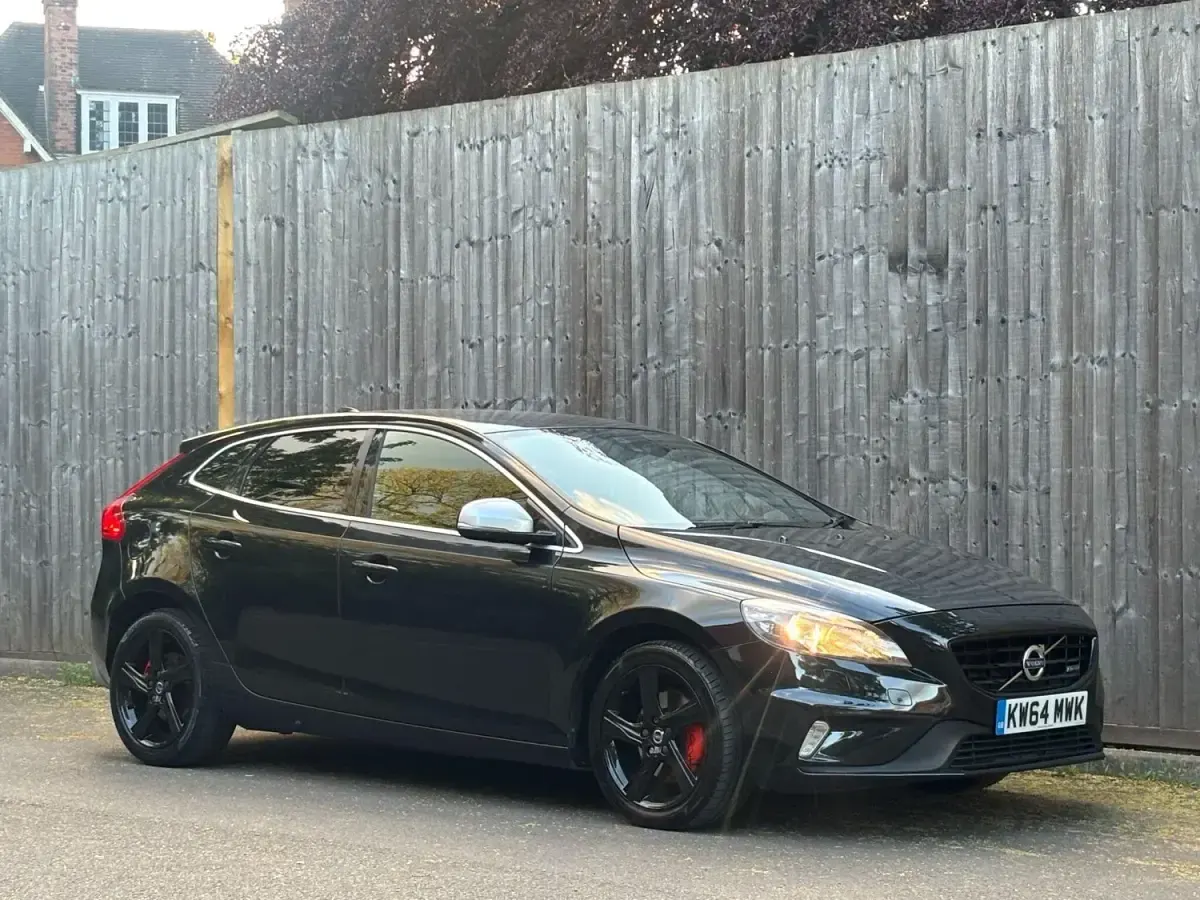 Usado Volvo V40 R-Design 115 CV (84 kW) 2015 Negro Utilitario