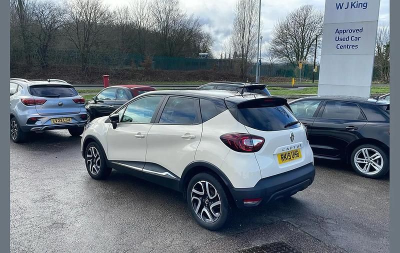 Used Renault Captur Iconic 90 HP (66 kW) 2019 Cream/black SUV