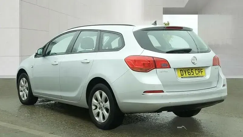 Used Vauxhall Astra Design Edition 110 HP (80 kW) 2016 Silver Estate