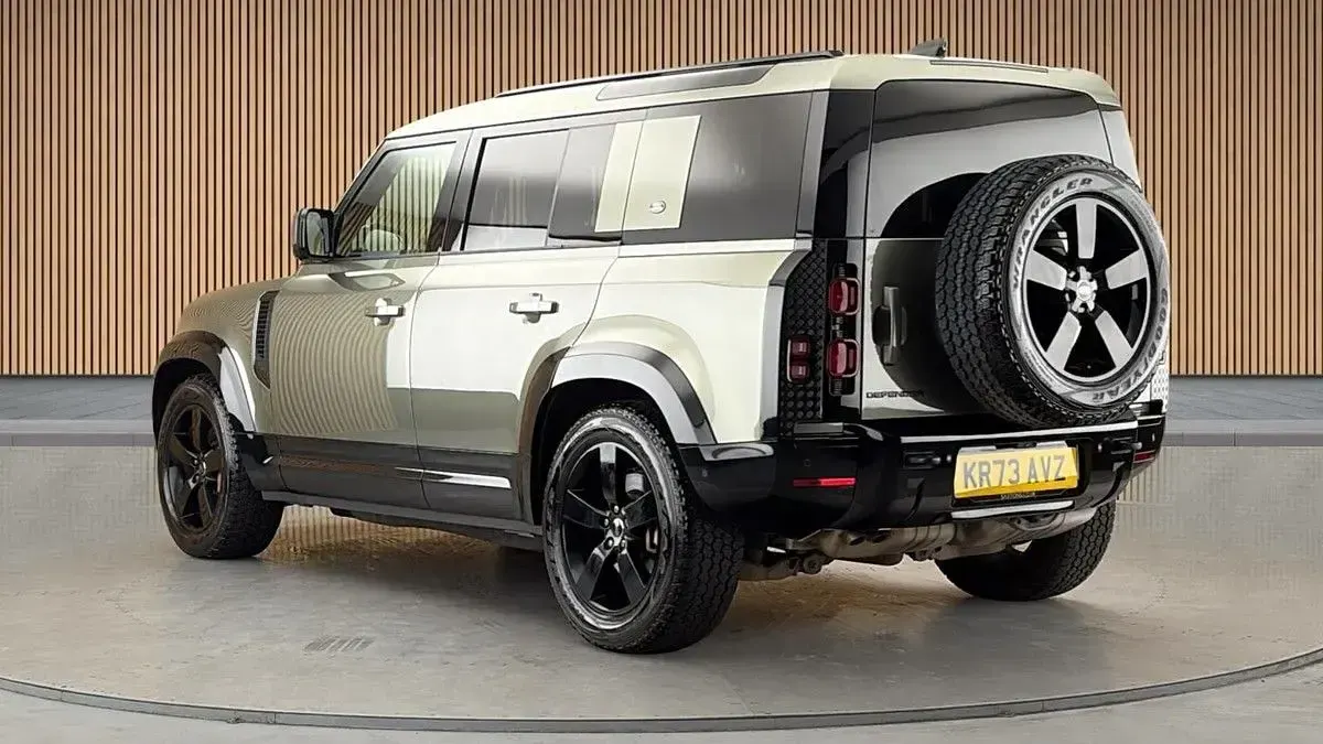 Used Land Rover Defender HSE Dynamic 300 HP (220 kW) 2023 Pangea green SUV