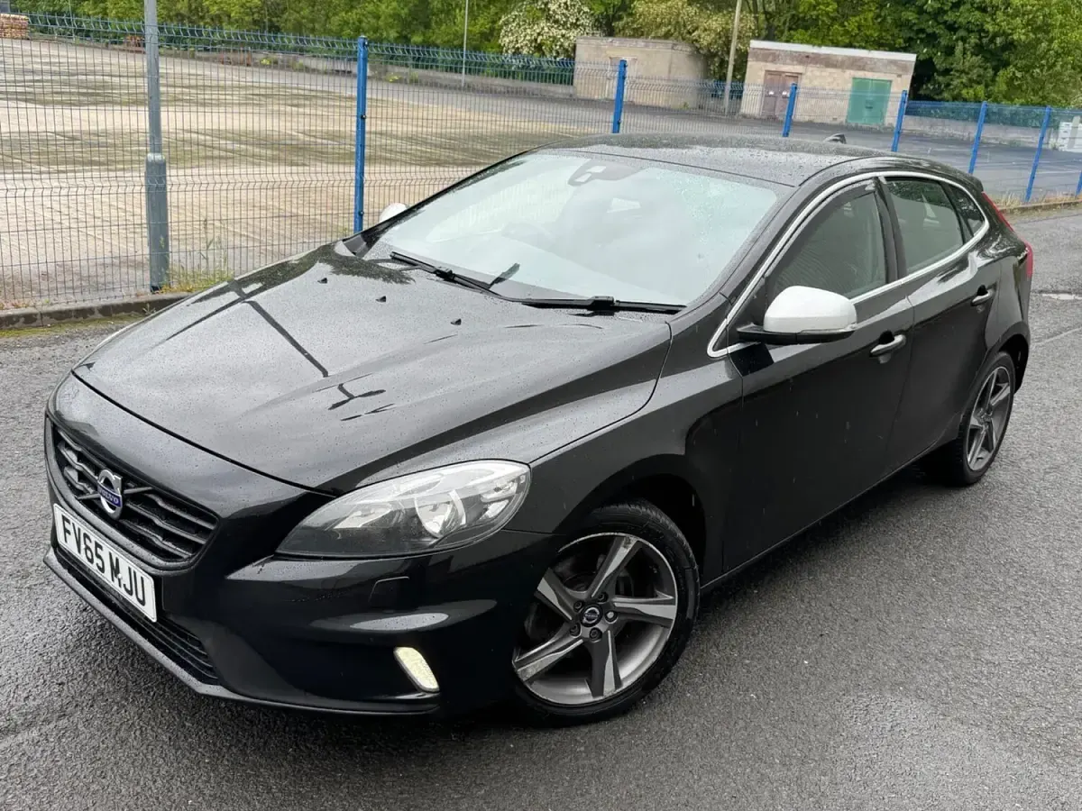 Used Volvo V40 R-Design 120 HP (88 kW) 2016 Black Hatchback
