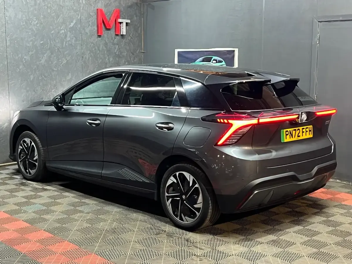 Begagnad MG MG4 EV Trophy 2022 Grå Halvkombi