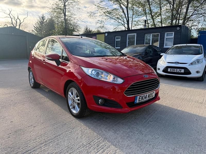 Begagnad Ford Fiesta Zetec 2014 Röd Halvkombi