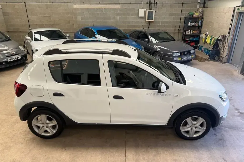 Used Dacia Sandero Lauréate 90 HP (66 kW) 2013 White Hatchback