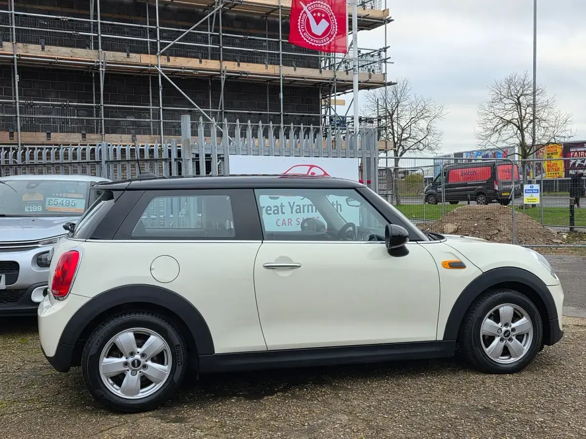 Used Mini Cooper D Hatch 2016 White Hatchback