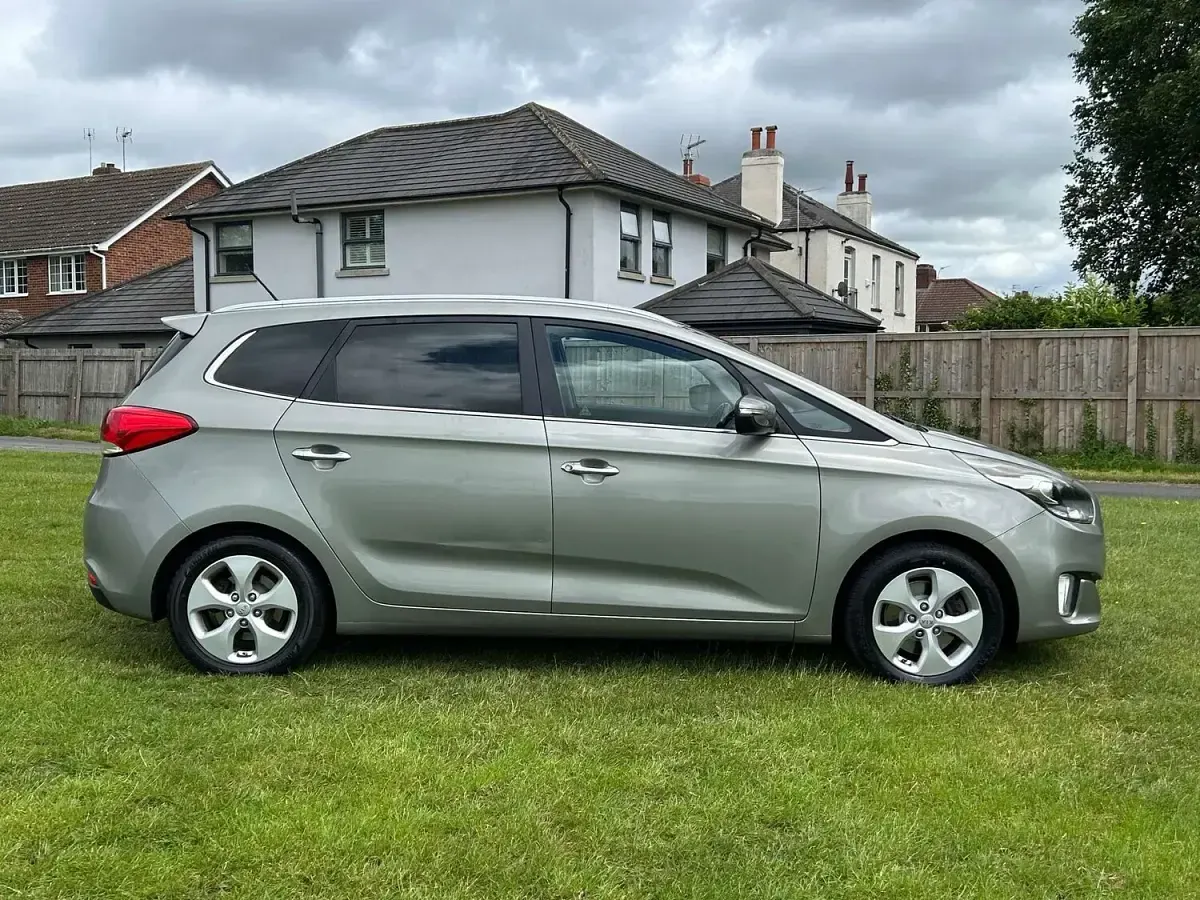 Used Kia Carens 2015 Silver MPV