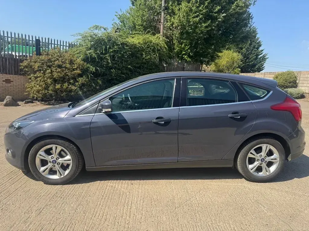 Used Ford Focus Zetec 115 HP (84 kW) 2013 Grey Hatchback