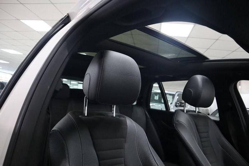 Begagnad Mercedes E220 AMG line 2018 Vit Kombi