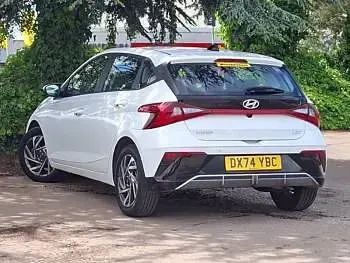 Used Hyundai i20 Advanced 100 HP (73 kW) 2024 White Hatchback