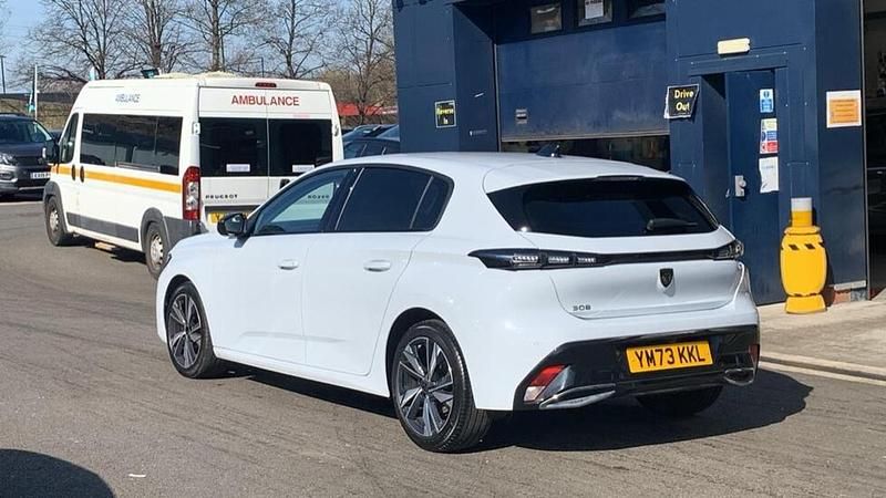 Used Peugeot 308 Allure 129 HP (94 kW) 2023 White Hatchback