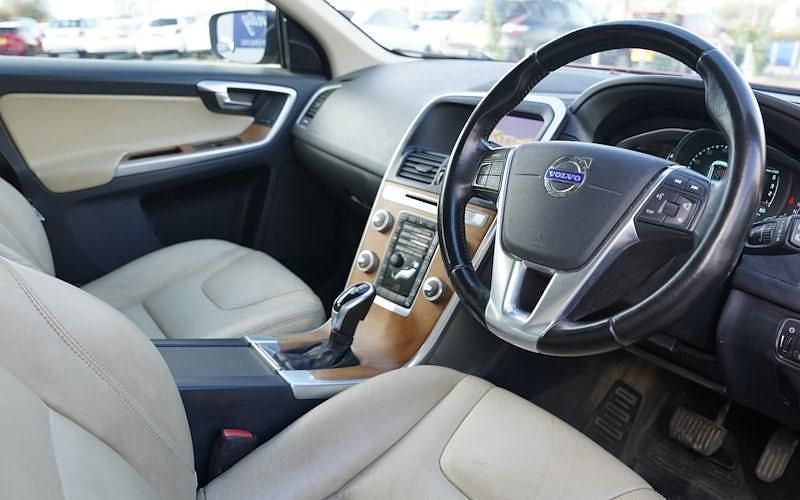 Usado Volvo XC60 SE Lux 181 HP (133 kW) 2014 Vermelho SUV