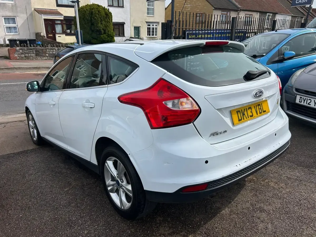 Used Ford Focus Zetec 2013 White Hatchback