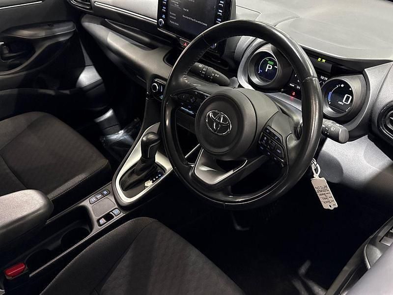 Used Toyota Yaris Hybrid Design 116 HP (85 kW) 2022 Bronze Hatchback