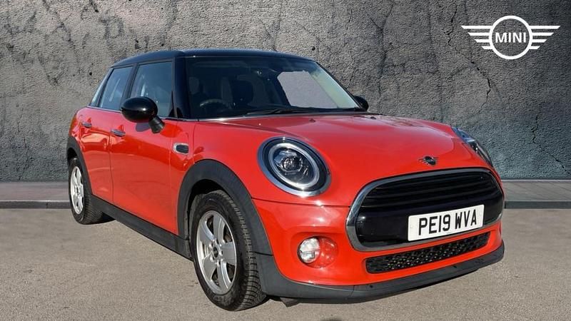 Begagnad Mini Cooper Classic 134 HK (98 kW) 2019 Orange Halvkombi