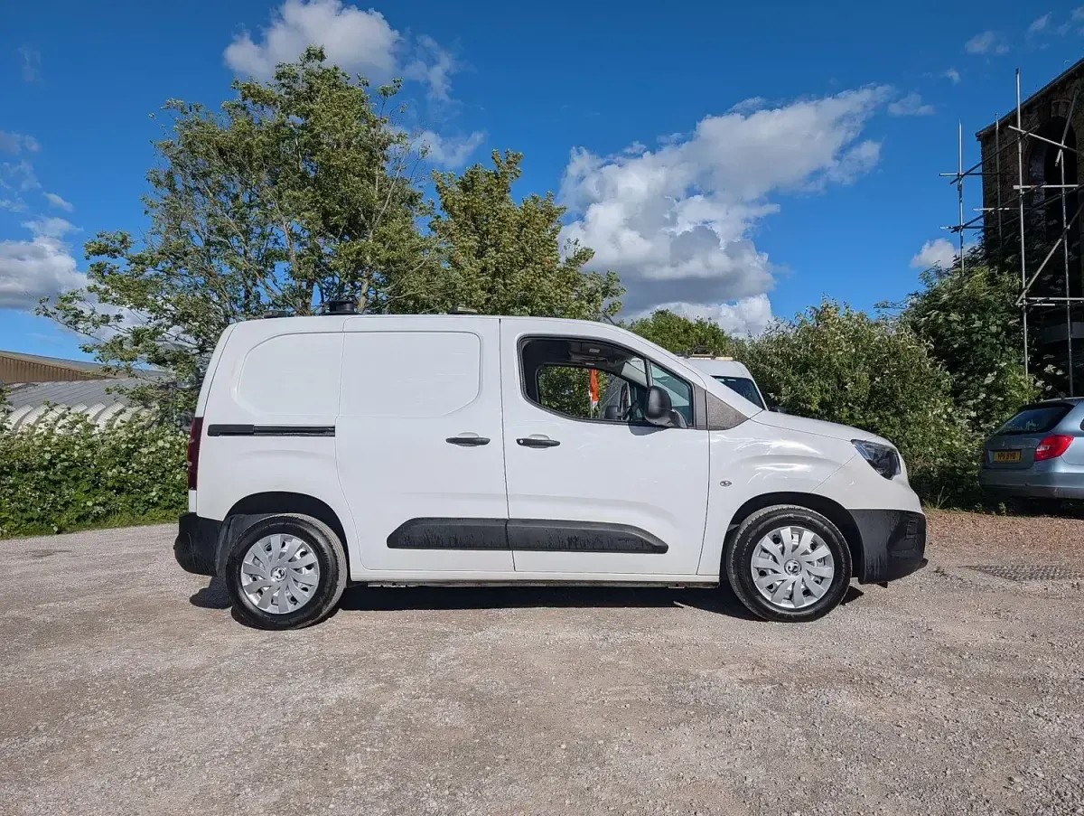 Used Vauxhall Combo Edition 100 HP (73 kW) 2019 White MPV