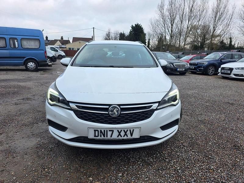 Used Vauxhall Astra Design Edition 2017 White Estate