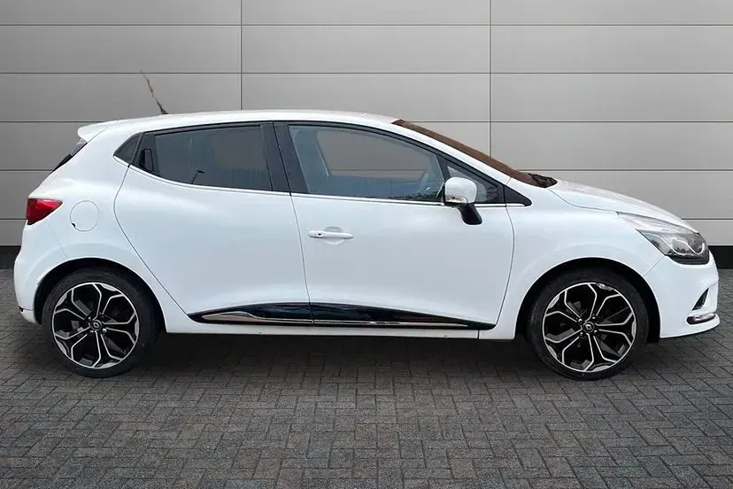 Used Renault Clio Iconic 90 HP (66 kW) 2019 White Hatchback