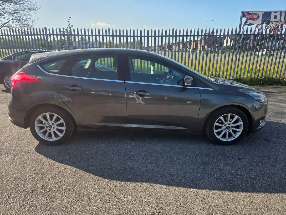 Begagnad Ford Focus Titanium 120 HK (88 kW) 2016 Grå Halvkombi