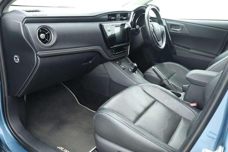 Usado Toyota Auris Hybrid 134 HP (98 kW) 2018 Azul Citadino