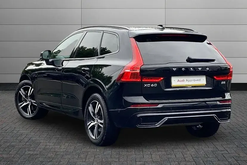 Used Volvo XC60 R-Design 250 HP (183 kW) 2022 Onyx black SUV
