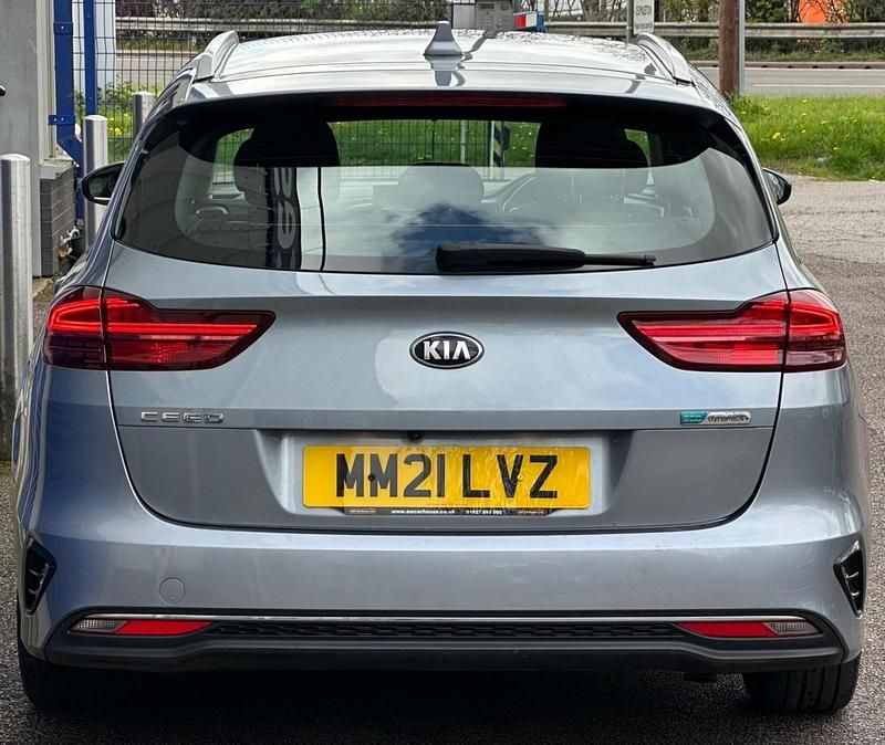 Begagnad Kia Ceed 2021 Silver Halvkombi