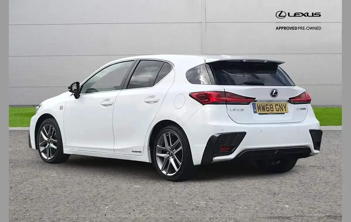 Used Lexus CT200h Sport Line 134 HP (98 kW) 2018 White Hatchback