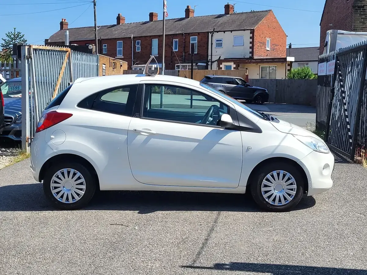 Used Ford Ka 69 HP (50 kW) 2012 White Hatchback