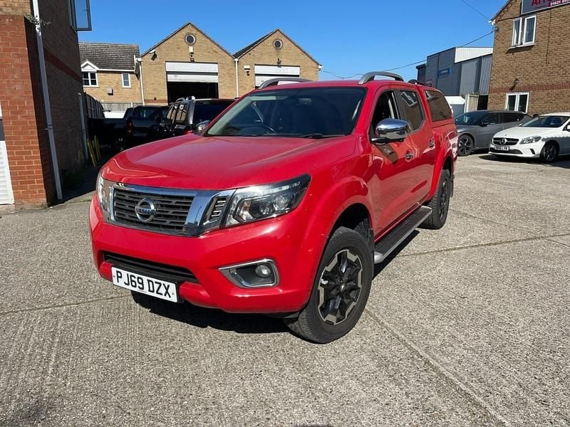 Used Nissan Navara Tekna 190 HP (139 kW) 2019 Red Pickup