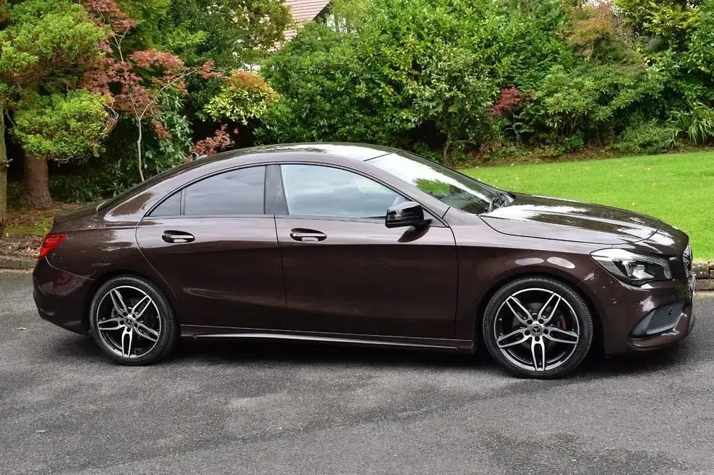 Usado Mercedes CLA180 AMG line 122 HP (89 kW) 2016 Castanho Sedan