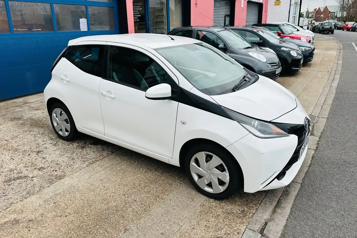 Used Toyota Aygo X-play 69 HP (50 kW) 2015 White Hatchback